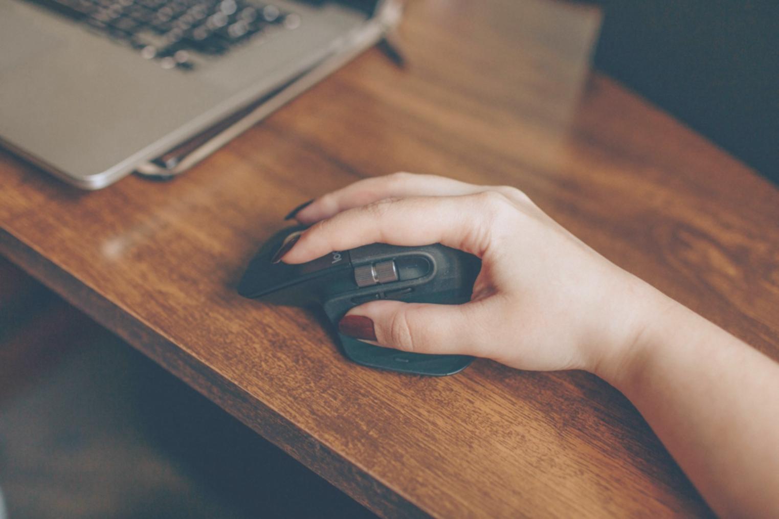 Dimostrazione pratica di tecniche di nail art avanzate durante una lezione